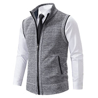 Graue Strickweste mit Reißverschluss, Herrenmode, über weißem Hemd, eleganter Stil.