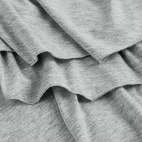 Grauer Baumwollstoff, weiche Textur, Falten, Nahaufnahme, hochwertiges Material, Stoffdetails.