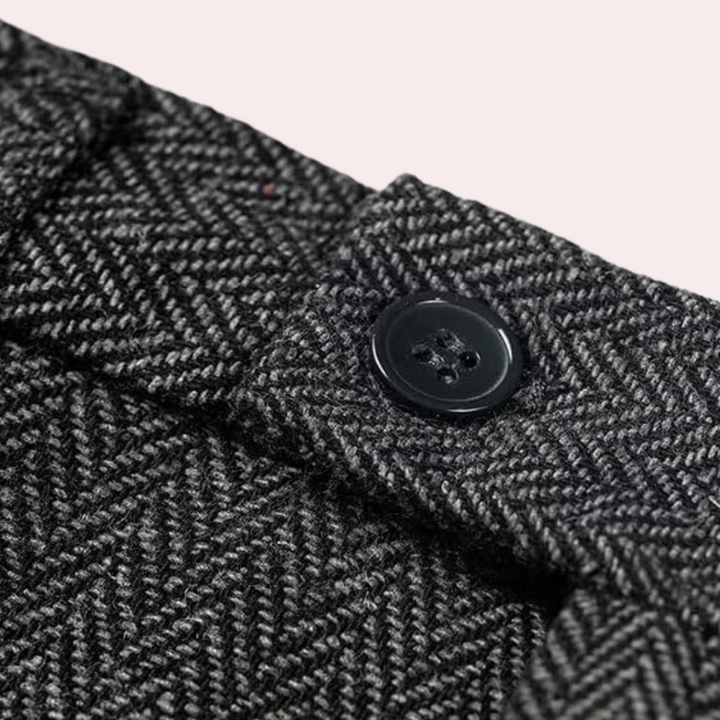 Grauer Herringbone-Wollmantel mit Knopfdetail, elegantes Design, hochwertige Wintermode.