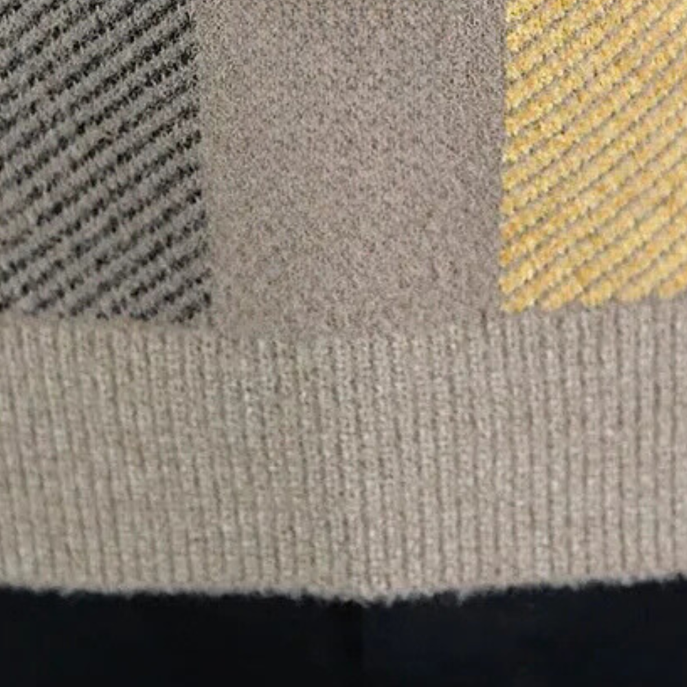 Grauer und gelber Strickpullover, Wollmischung, gestreiftes Design, Nahaufnahme, modisch.