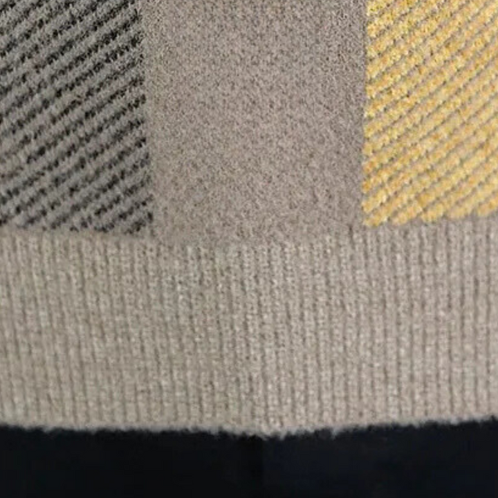 Grauer und gelber Strickpullover, Wollmischung, gestreiftes Design, Nahaufnahme, modisch.