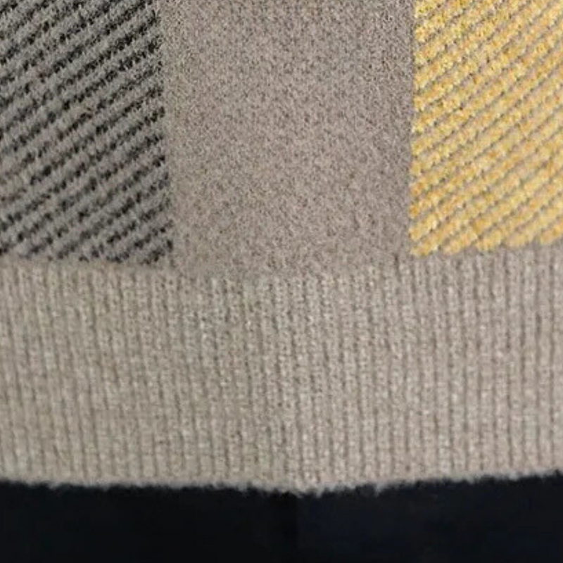 Grauer und gelber Strickpullover, Wollmischung, gestreiftes Design, Nahaufnahme, modisch.