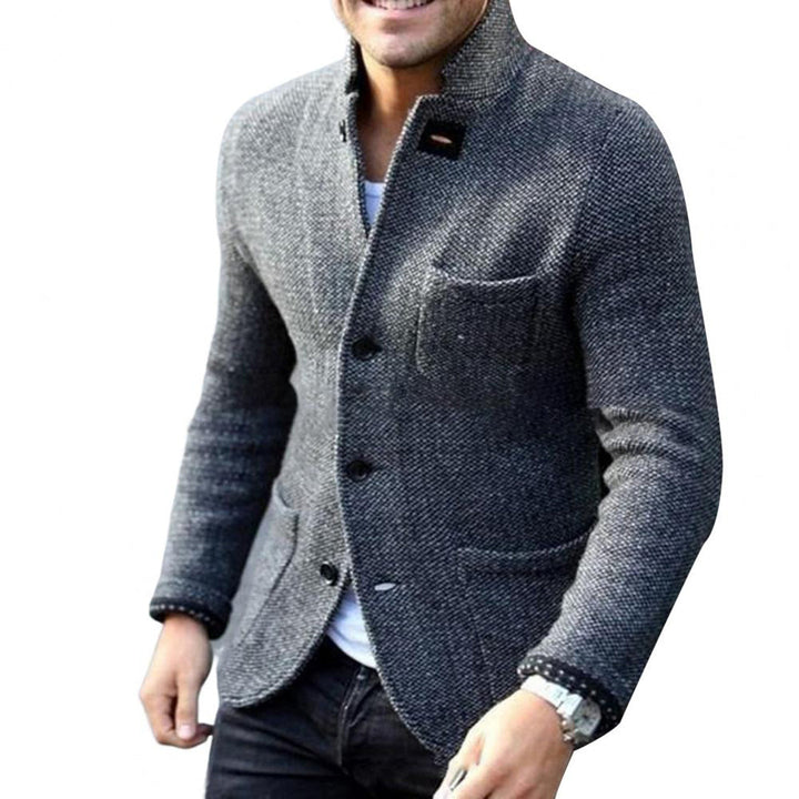 Graues Herren-Strickjacke, Knopfverschluss, elegantes Design, Freizeitmode, Herbstbekleidung.