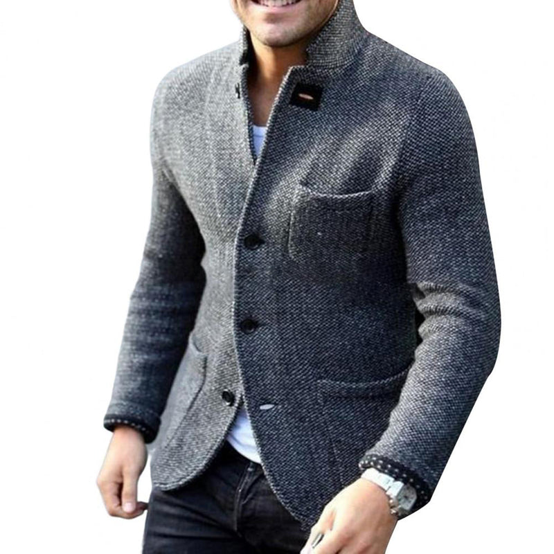 Graues Herren-Strickjacke, Knopfverschluss, elegantes Design, Freizeitmode, Herbstbekleidung.