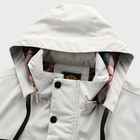 Weiße Regenjacke mit Kapuze, kariertes Innenfutter, wasserdicht, Outdoor-Bekleidung.