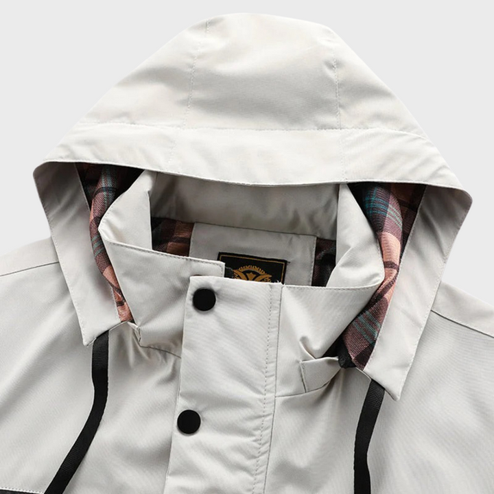 Weiße Regenjacke mit Kapuze, kariertes Innenfutter, wasserdicht, Outdoor-Bekleidung.