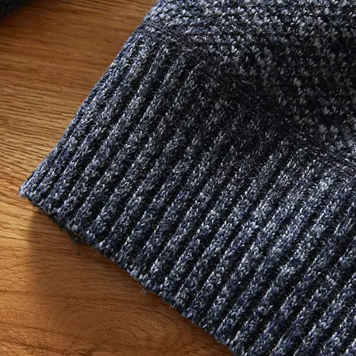 Dunkelgrauer Strickpullover aus Wolle, Nahaufnahme, weiche Textur, modisch, warm.