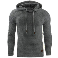 Grauer Strickpullover mit Kapuze, Herrenmode, warm, stilvoll, Winterbekleidung, Freizeitlook.