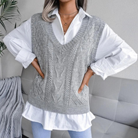 Frau trägt grauen Strickpullover über weißer Bluse, modisch, lässig, Herbstmode.