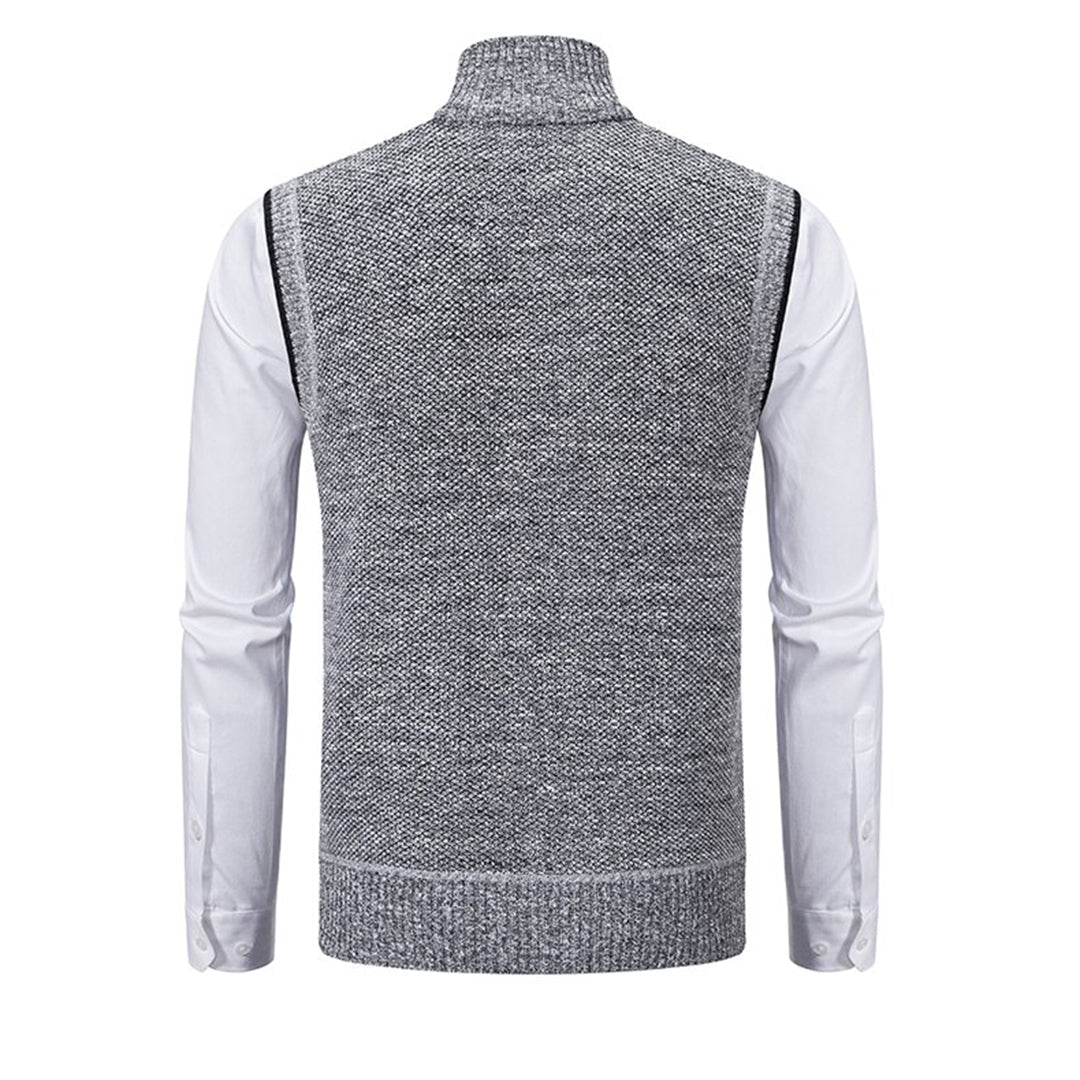 Grauer Herrenstrickpullover mit Stehkragen, Rückansicht, elegantes Design, Wintermode.