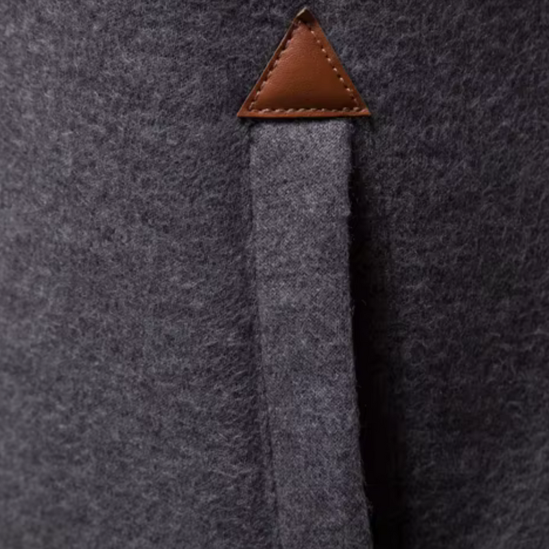 Grauer Wollmantel mit braunem Lederdetail, elegantes Design, hochwertige Wintermode.