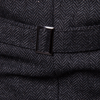 Dunkelgrauer Tweed-Stoff mit Fischgrätmuster und rechteckiger Metallschnalle.