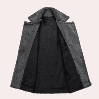 Grauer Wollmantel mit schwarzem Futter, offener Kragen, stilvoll und warm, Wintermode.