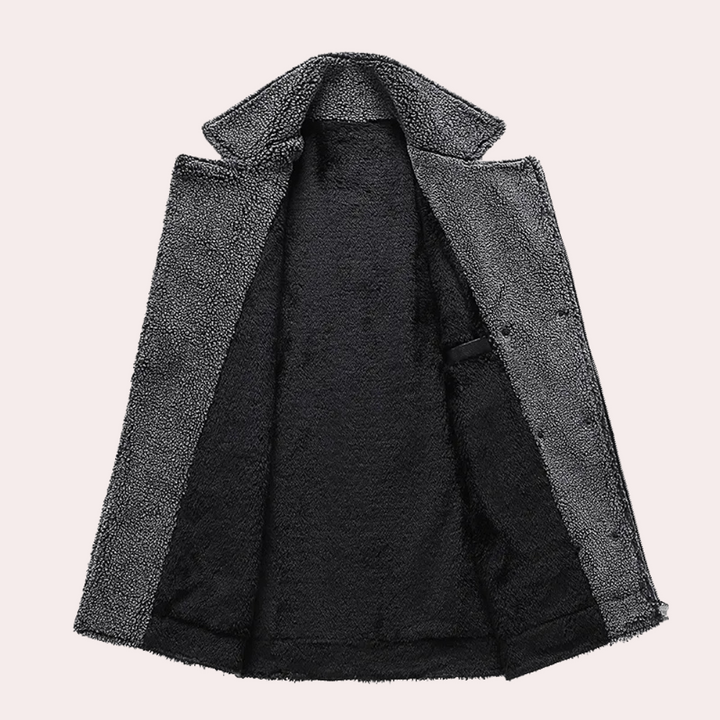 Grauer Wollmantel mit schwarzem Futter, offener Kragen, stilvoll und warm, Wintermode.