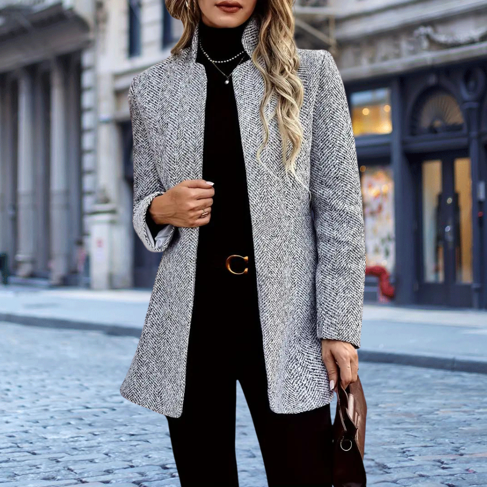 Frau in grauem Wollmantel auf Stadtstraße, elegantes Herbstoutfit, Mode, Damenbekleidung.