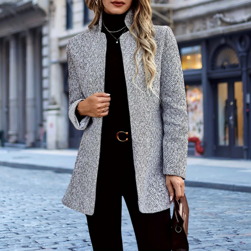 Frau in grauem Wollmantel auf Stadtstraße, elegantes Herbstoutfit, Mode, Damenbekleidung.