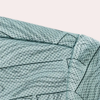 Graues Strickgewebe mit geometrischem Muster, Detailansicht, Textil, Stoffdesign.
