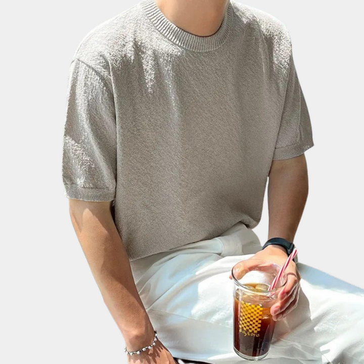 Graues T-Shirt aus Baumwolle, kurzärmelig, lässig, Mann hält Eiskaffee, Sommermode.