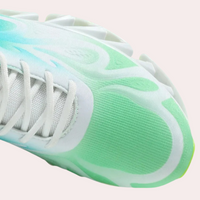 Grüner Sportschuh mit weißem Mesh, dynamisches Design, Laufschuh, atmungsaktiv.