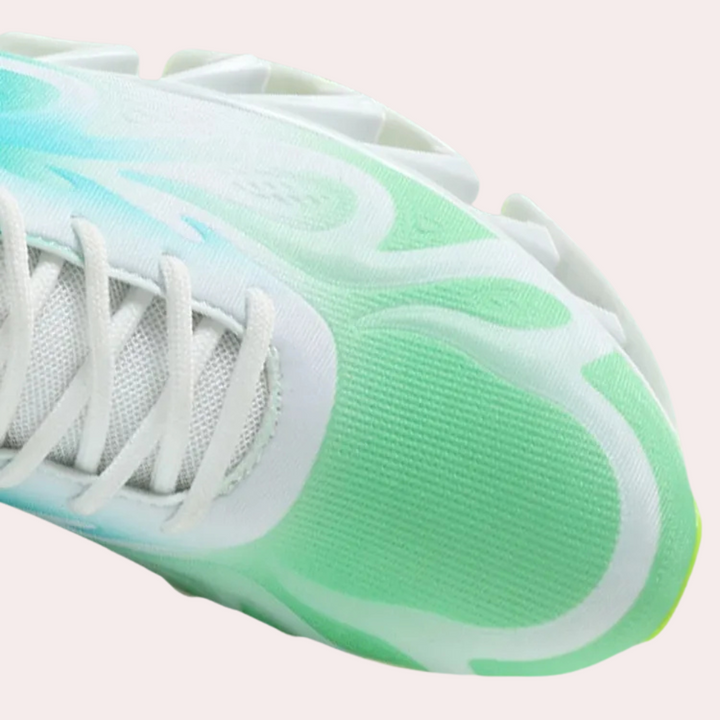 Grüner Sportschuh mit weißem Mesh, dynamisches Design, Laufschuh, atmungsaktiv.