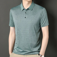 Grünes Herren-Poloshirt mit geometrischem Muster, kurzärmelig, Freizeitmode.