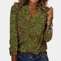 Frau trägt grüne Paillettenbluse, V-Ausschnitt, lässig, modisch, glänzend, Party-Outfit.