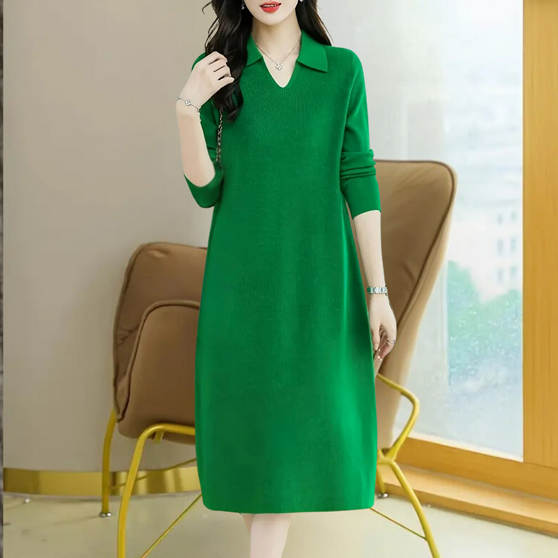 Grünes Damenkleid aus Strick, langärmelig, elegantes Design, ideal für Herbstmode.