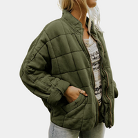 Frau in olivgrüner Steppjacke, lässig, warm, modisch, Herbstmode, Outdoor-Bekleidung.