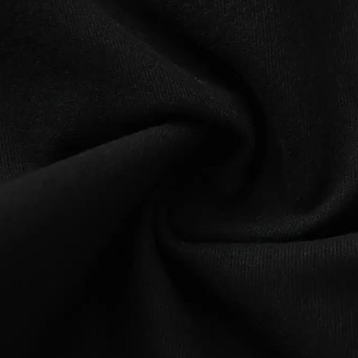 Schwarzer Baumwollstoff, Nahaufnahme, weiche Textur, ideal für Bekleidung und Heimtextilien.