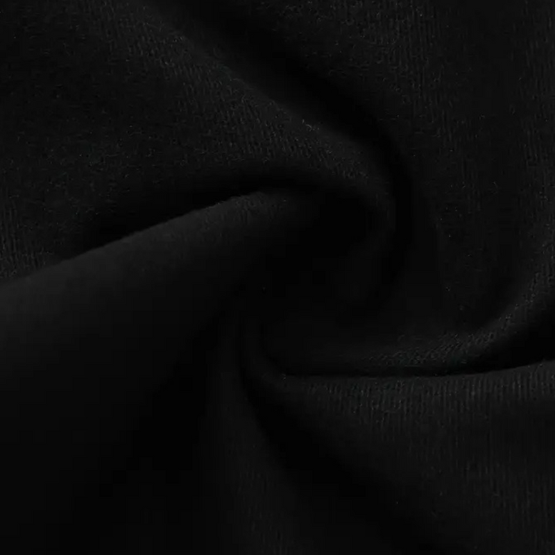 Schwarzer Baumwollstoff, Nahaufnahme, weiche Textur, ideal für Bekleidung und Heimtextilien.