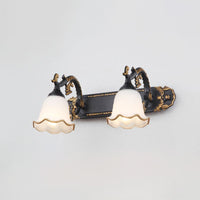 Schwarze Wandleuchte mit zwei weißen, goldverzierten Lampenschirmen im Vintage-Stil.