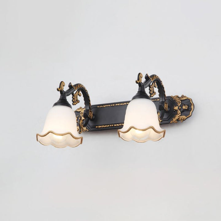 Schwarze Wandleuchte mit zwei weißen, goldverzierten Lampenschirmen im Vintage-Stil.