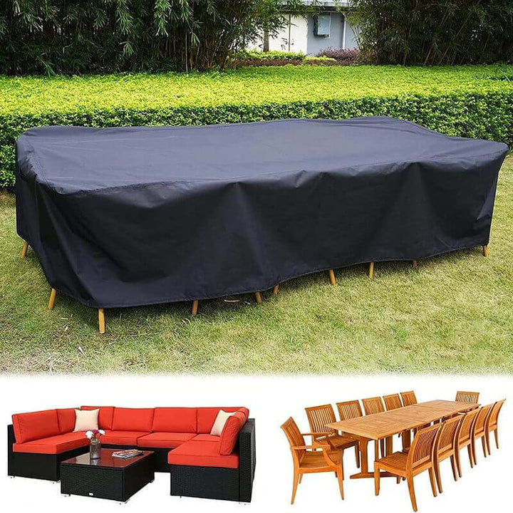 Schwarze Abdeckung über einer großen Gartenmöbelgruppe auf dem Rasen, darunter eine rote Sitzgruppe und ein Holztisch mit Stühlen. 1