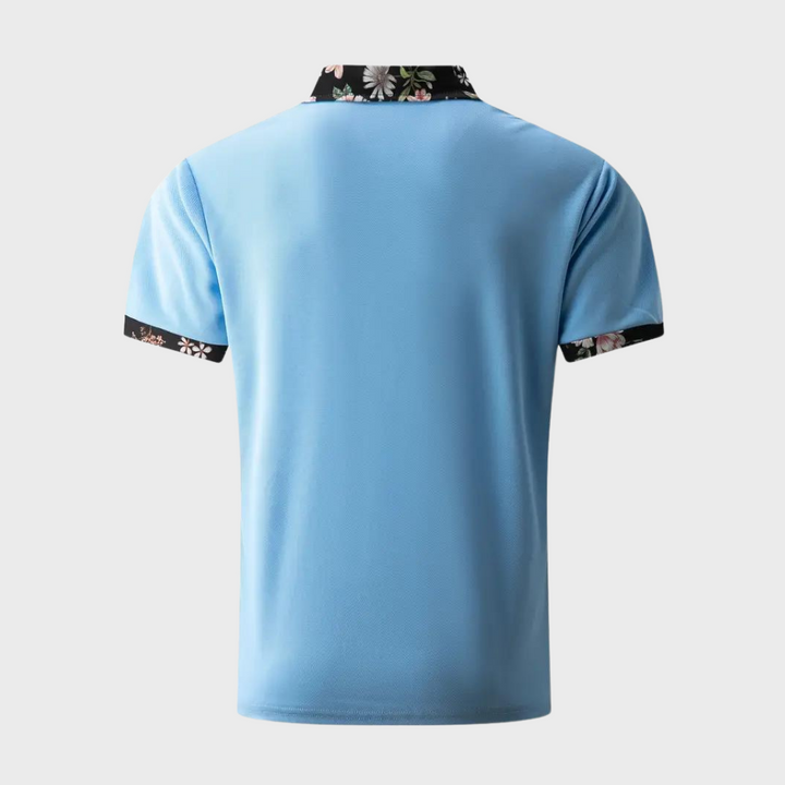 Hellblaues Herren-Poloshirt mit Blumenmuster-Kragen und Ärmeln, modisch, bequem.