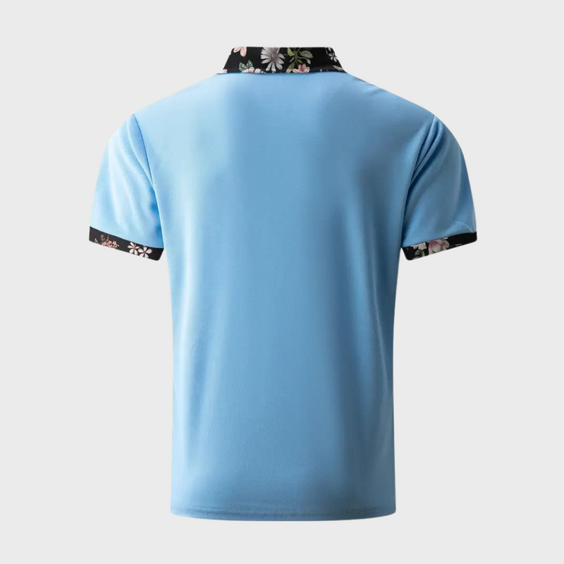 Hellblaues Herren-Poloshirt mit Blumenmuster-Kragen und Ärmeln, modisch, bequem.