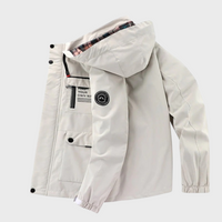 Weiße Herrenjacke mit Kapuze, Reißverschluss, Taschen, sportlich, wasserabweisend.