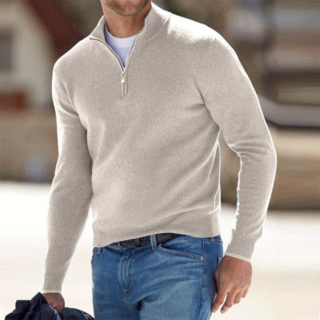 Mann in beigem Pullover mit Reißverschluss, Jeans, lässige Mode, Herrenbekleidung.