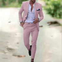 Mann im rosa Anzug, weißes Hemd, schwarze Schuhe, stilvolle Herrenmode, eleganter Look.