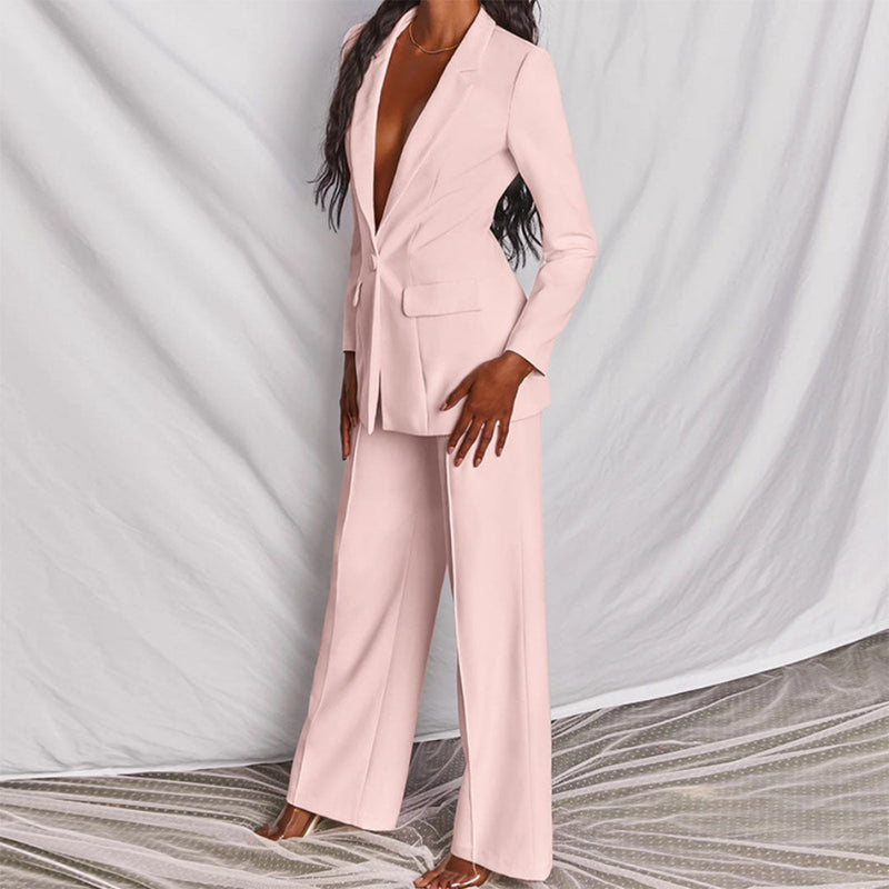 Frau in rosa Blazer-Set, eleganter Anzug, Damenmode, Business-Outfit, stilvoll, modern.