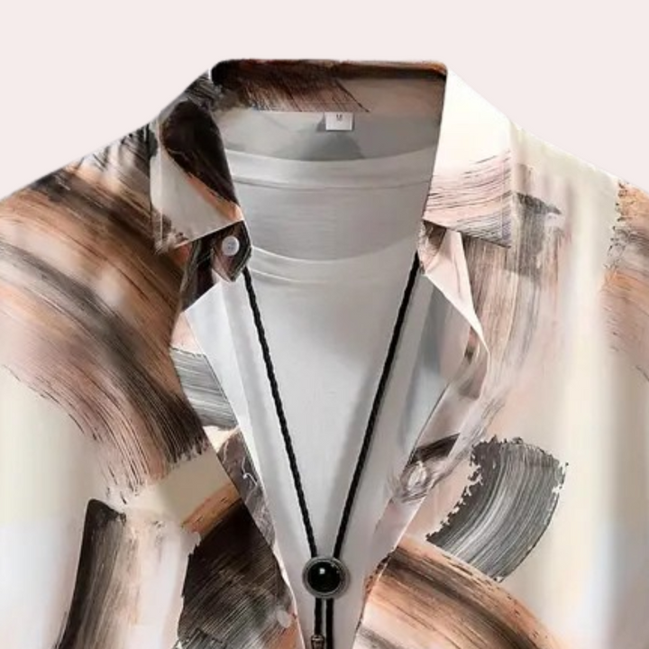 Herrenhemd mit abstraktem Pinselstrichmuster, beige und braun, lässig, modisch.