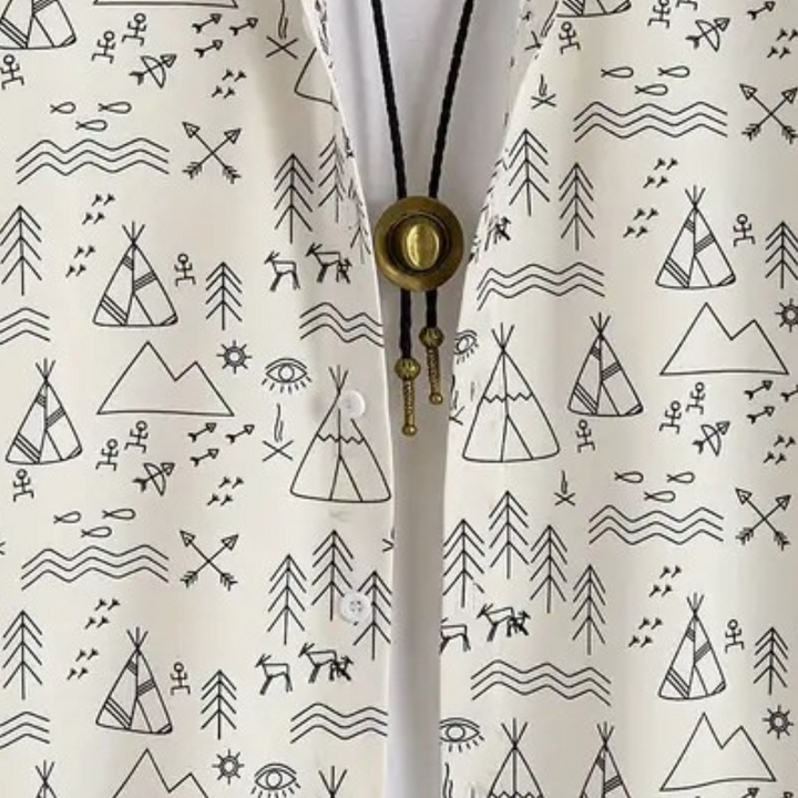 Weißes Hemd mit schwarzem, geometrischem Muster aus Zelten, Bäumen und Tieren, Baumwolle.