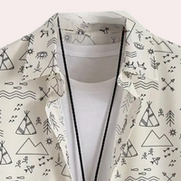 Herrenhemd mit grafischem Muster, weiß, Baumwolle, Freizeitkleidung, modisch, Sommermode.