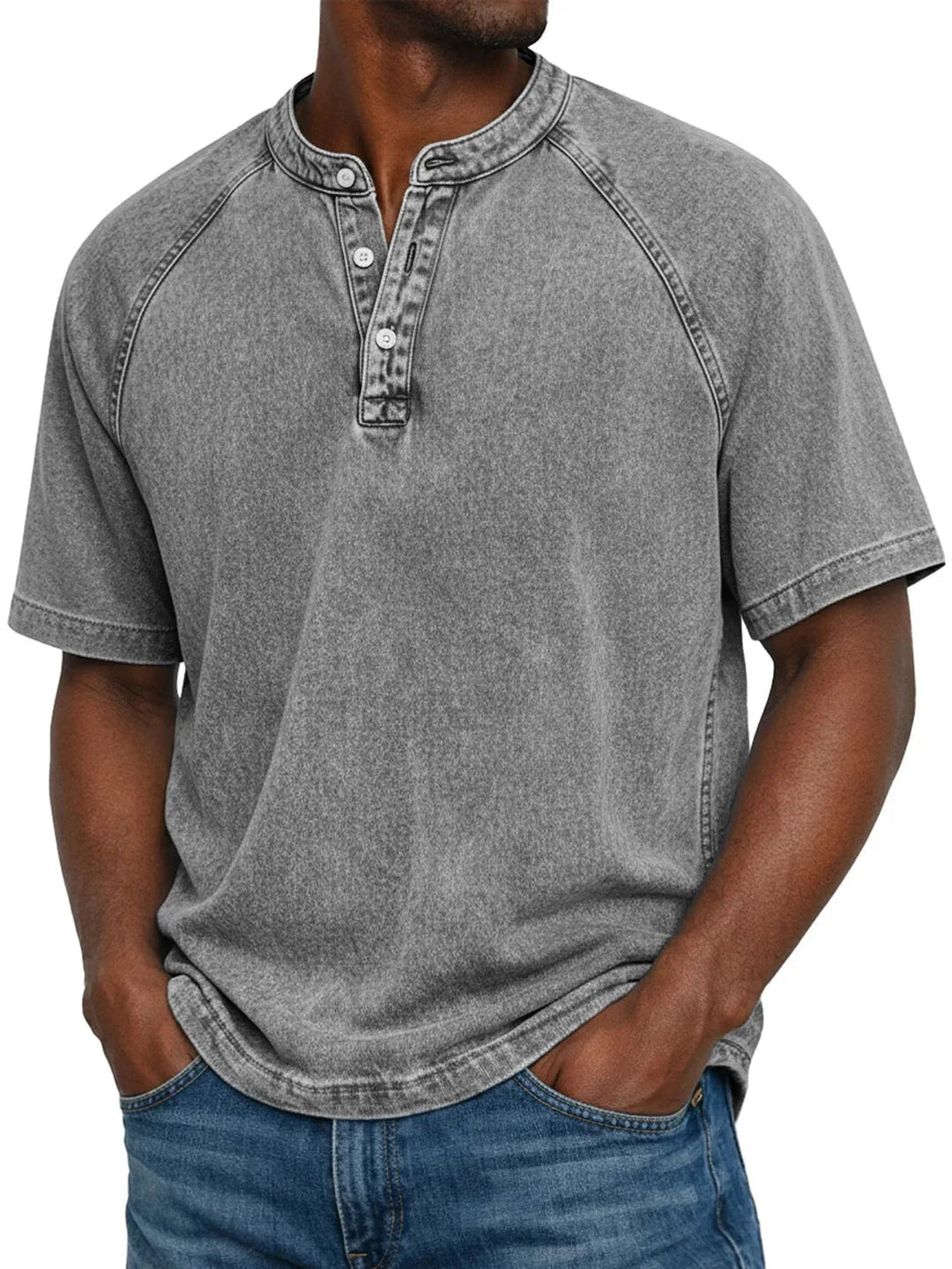 Mann trägt das Henley-Shirt mit Raglanärmeln in verwaschenem Grau, Knopfleiste am Rundhals, dazu Jeans, Frontansicht. 4