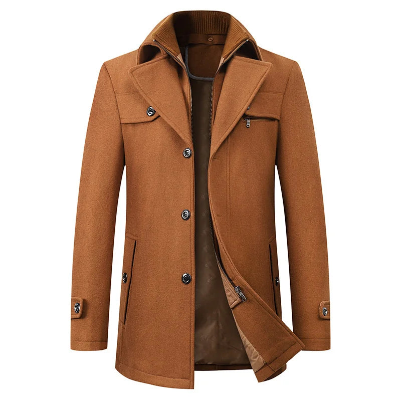 Frontansicht des Mantels in Camelbraun mit passendem braunem Innenfutter, Knöpfen, Ärmelriegeln und geöffnetem Reißverschluss im Futter. 5
