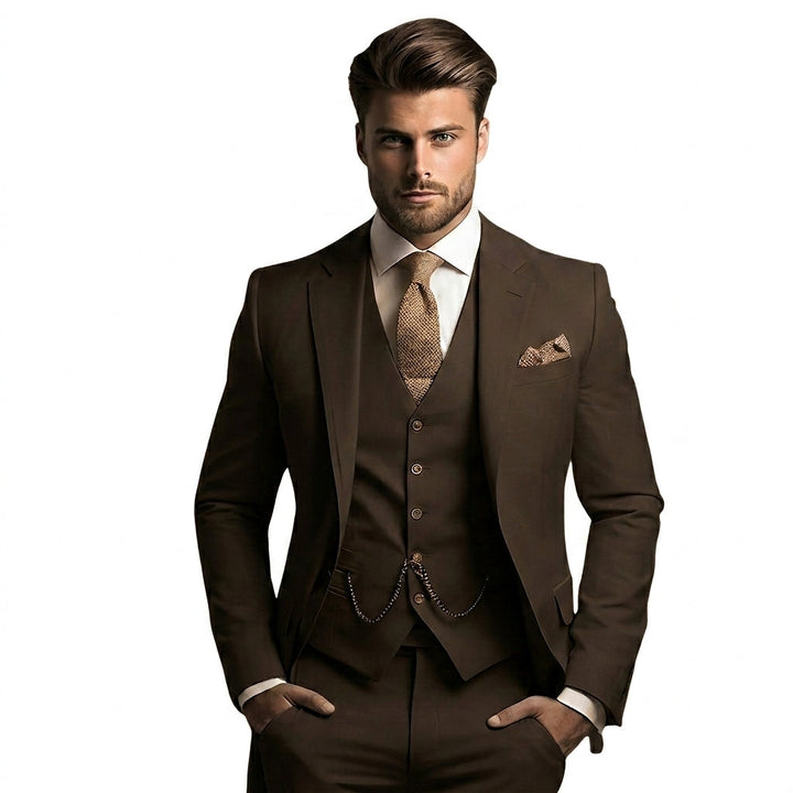 Model im dunkelbraunen Dreiteiler aus Sakko, Weste und Hose, dazu helle Strickkrawatte, Einstecktuch und Uhrenkette. 4