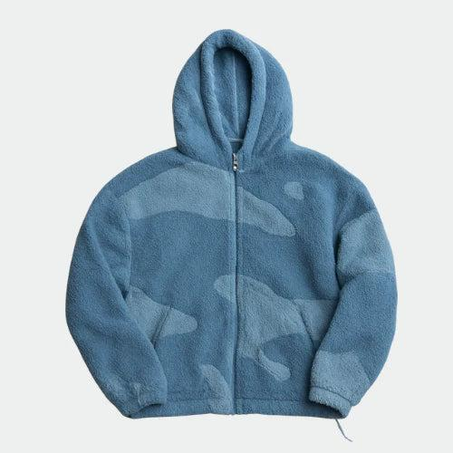 Kapuzen-Fleecejacke in Blau mit tonalem, weichem Tarnmuster, Frontansicht mit Reißverschluss und seitlichen Eingriffstaschen. 3