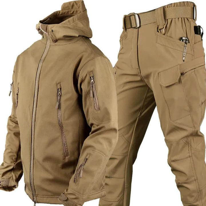Dasselbe Set in sandfarbenem Beige: Kapuzenjacke mit Zipptaschen und Cargohose mit Gürtel, vor weißem Hintergrund. 2