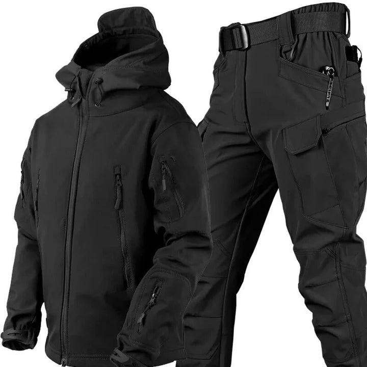Schwarze Variante des Sets mit Kapuzenjacke und Cargohose, Taschen mit Reißverschluss an Jacke und seitliche Taschen an der Hose. 4