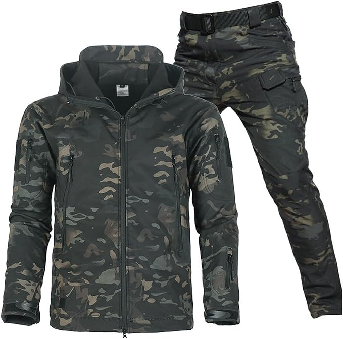 Jacke und Hose in dunklem Camouflage-Muster mit Grün-, Braun- und Schwarztönen, die Hose mit schwarzem Gürtel. 5