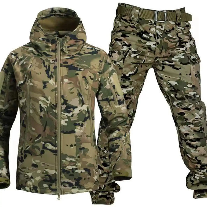 Set im hellen Tarnmuster mit Oliv-, Beige- und Schwarzflecken; Kapuzenjacke mit Reißverschluss, Cargohose mit olivfarbenem Gürtel. 6